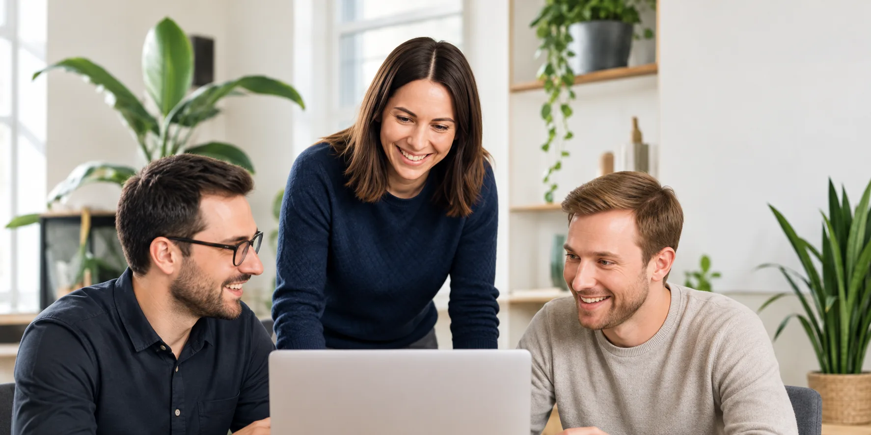 Illustrative Szene: drei Personen arbeiten gemeinsam am Laptop